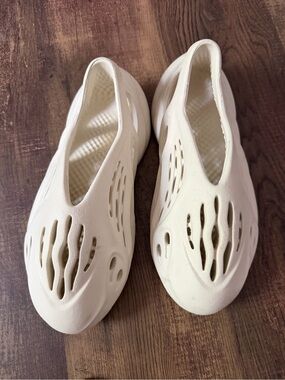 Yeezy Foam Runner Slip-On Flats size 8 women’s